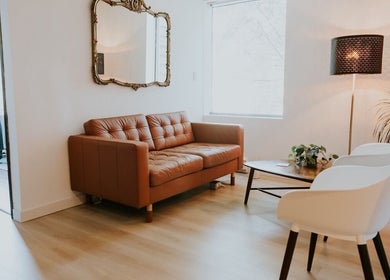 Salon moderne au Centre thérapeutique Jomasso Boucherville, Boucherville, Québec, CA, avec canapé et lampe.