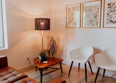 Espace d'accueil élégant au Centre thérapeutique Jomasso Boucherville, Boucherville, Québec, CA.
