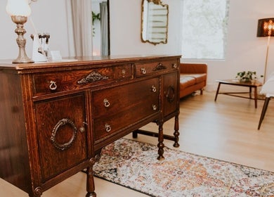 Intérieur chaleureux avec meuble vintage au Centre thérapeutique Jomasso Boucherville, Boucherville, Québec, CA.