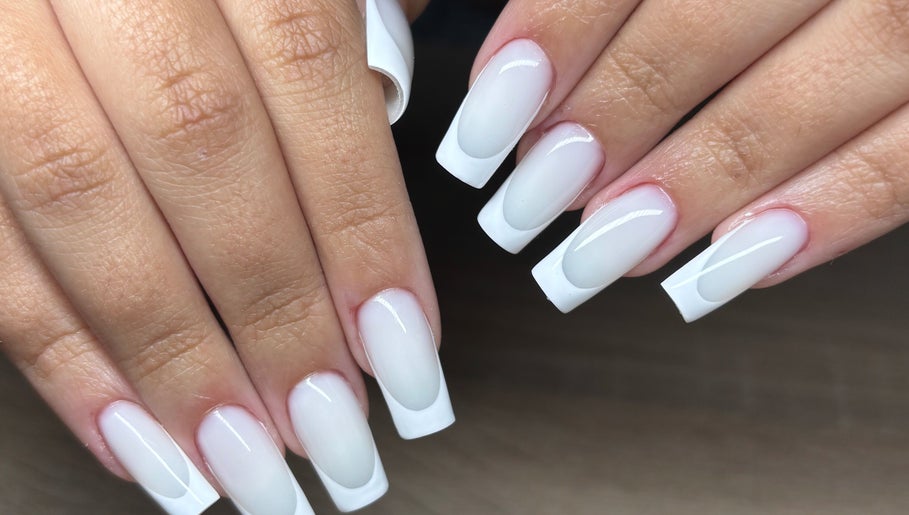 Manucure française élégante chez Unicorn Nails, Saint-denis, Saint-denis, RE.