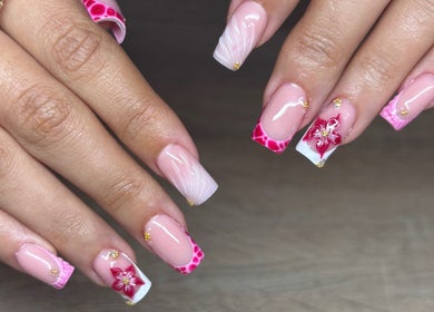 Design floral et glamour sur les ongles à Unicorn Nails, Saint-denis, Saint-denis, RE.