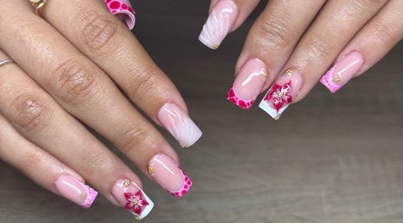 Design floral et glamour sur les ongles à Unicorn Nails, Saint-denis, Saint-denis, RE.