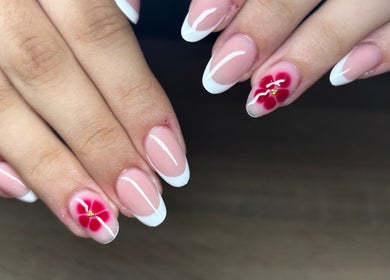 Nail art élégant avec fleurs rouges à Unicorn Nails, Saint-denis, Saint-denis, RE.