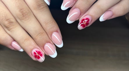 Nail art élégant avec fleurs rouges à Unicorn Nails, Saint-denis, Saint-denis, RE.