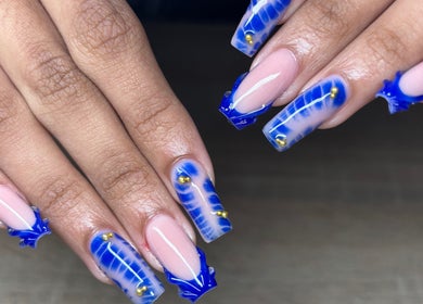 Un magnifique nail art bleu avec perles dorées chez Unicorn Nails à Saint-denis, Saint-denis, RE.