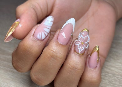 Manucure élégante avec motifs floraux chez Unicorn Nails à Saint-denis, Saint-denis, RE.