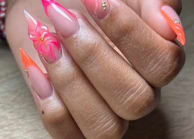 Nail art vibrant chez Unicorn Nails à Saint-denis, Saint-denis, RE, avec motifs floraux et couleurs vives.