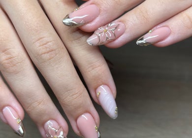 Design élégant de manucure à Unicorn Nails à Saint-denis, Saint-denis, RE avec des détails argentés et floraux.