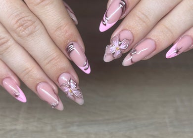 Magnifique nail art floral rose à Unicorn Nails, Saint-denis, Saint-denis, RE, pour un style élégant et tendance.