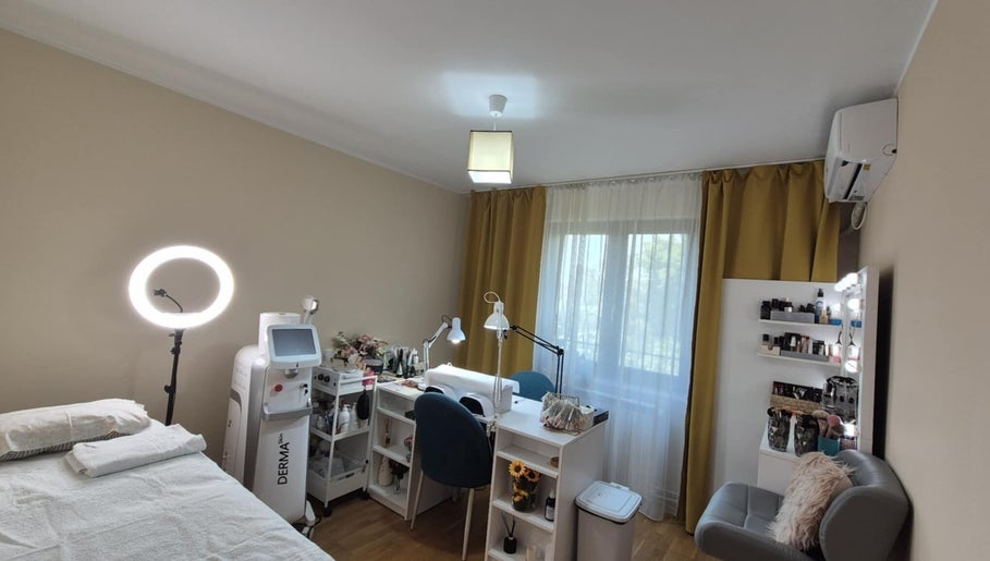 Interior elegant la Alexandra C. Beauty Salon din București, București, RO, cu echipamente moderne și decor stilat.