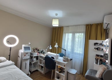 Interior elegant la Alexandra C. Beauty Salon din București, București, RO, cu echipamente moderne și decor stilat.