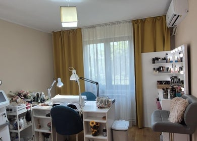 Interiorul elegant al salonului Alexandra C. Beauty Salon, București, București, RO, cu mobilier modern.