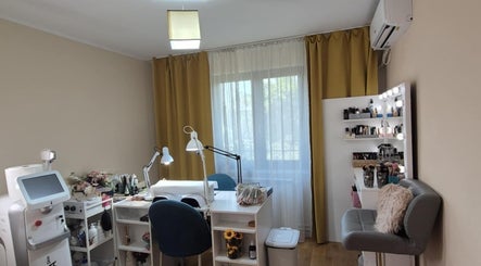 Interiorul elegant al salonului Alexandra C. Beauty Salon, București, București, RO, cu mobilier modern.
