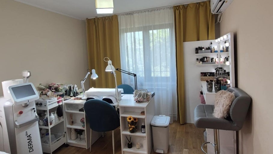 Interior modern al salonului Alexandra C. Beauty Salon din București, București, RO, pregătit pentru tratamente.