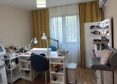 Interior modern al salonului Alexandra C. Beauty Salon din București, București, RO, pregătit pentru tratamente.