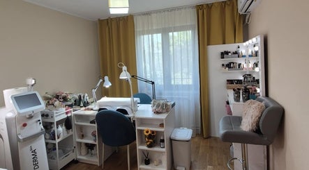 Interior modern al salonului Alexandra C. Beauty Salon din București, București, RO, pregătit pentru tratamente.