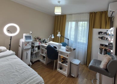 Interiorul sofisticat al Alexandra C. Beauty Salon din București, București, RO, pregătit pentru tratamente de frumusețe.