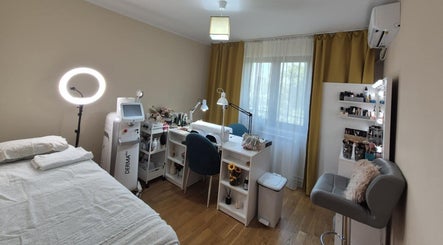 Interiorul sofisticat al Alexandra C. Beauty Salon din București, București, RO, pregătit pentru tratamente de frumusețe.