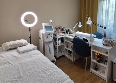 Camera de tratament modernă la Alexandra C. Beauty Salon din București, București, RO, echipată pentru relaxare.
