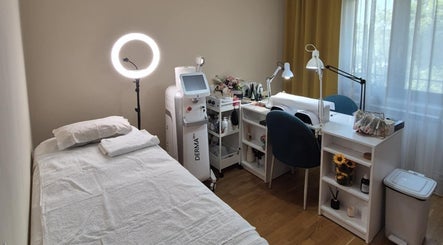 Camera de tratament modernă la Alexandra C. Beauty Salon din București, București, RO, echipată pentru relaxare.
