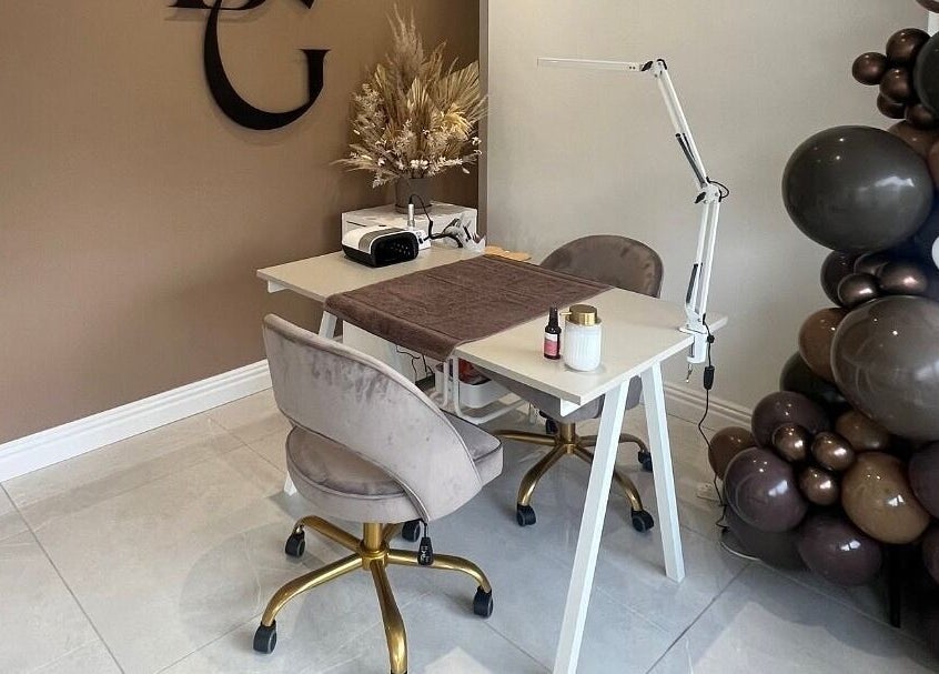 Elegant spa corner at AURA THE CLINIC, Newcastle upon Tyne, England, GB with plush chairs and decorative balloons.