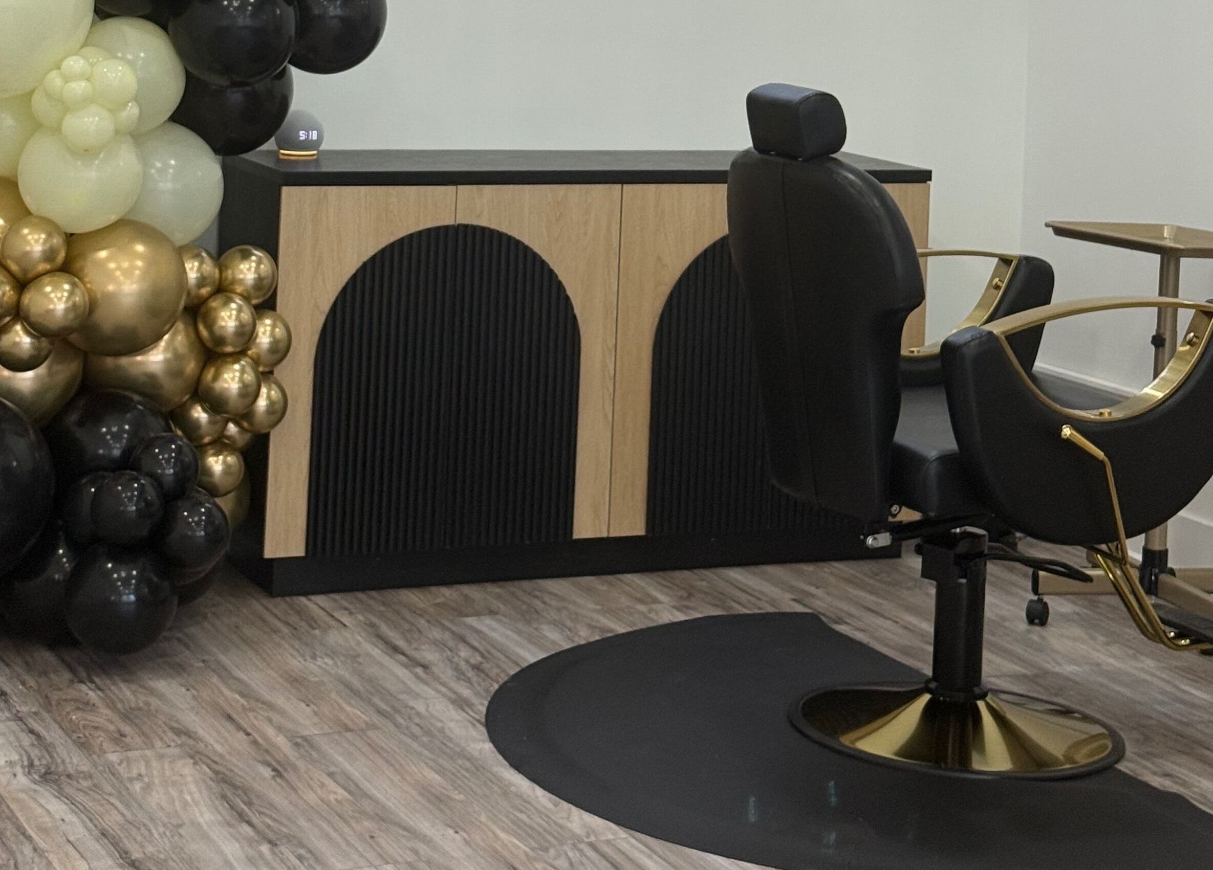 Elegant salon chair and décor at N’Luxe Beauty Lounge, Chicago, Illinois, US for a luxurious experience.