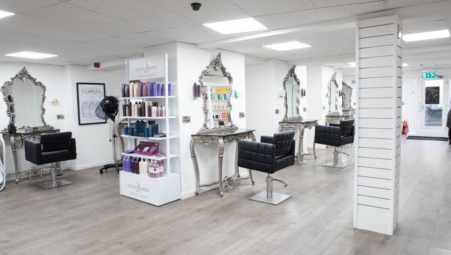 Jennifer Holmes Hair and Beauty Ltd, bild 1