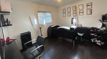 Elles Hair Studio & Looks By Lil