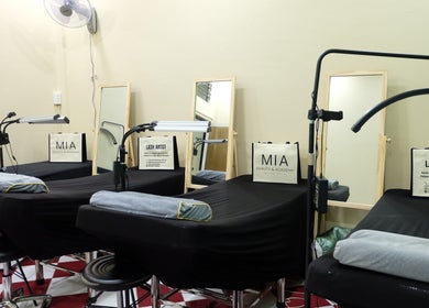 Lash extension stations at MIA Beauty & Academy, Thành phố Hồ Chí Minh, VN, equipped for beauty treatments.