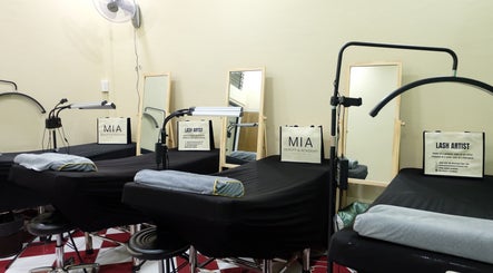 Lash extension stations at MIA Beauty & Academy, Thành phố Hồ Chí Minh, VN, equipped for beauty treatments.