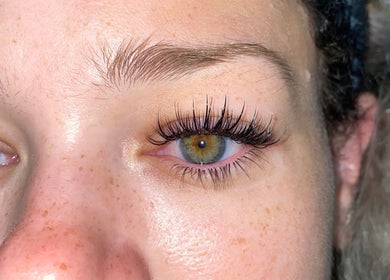 Close-up of lush eyelash extensions at MIA Beauty & Academy, Thành phố Hồ Chí Minh, VN.