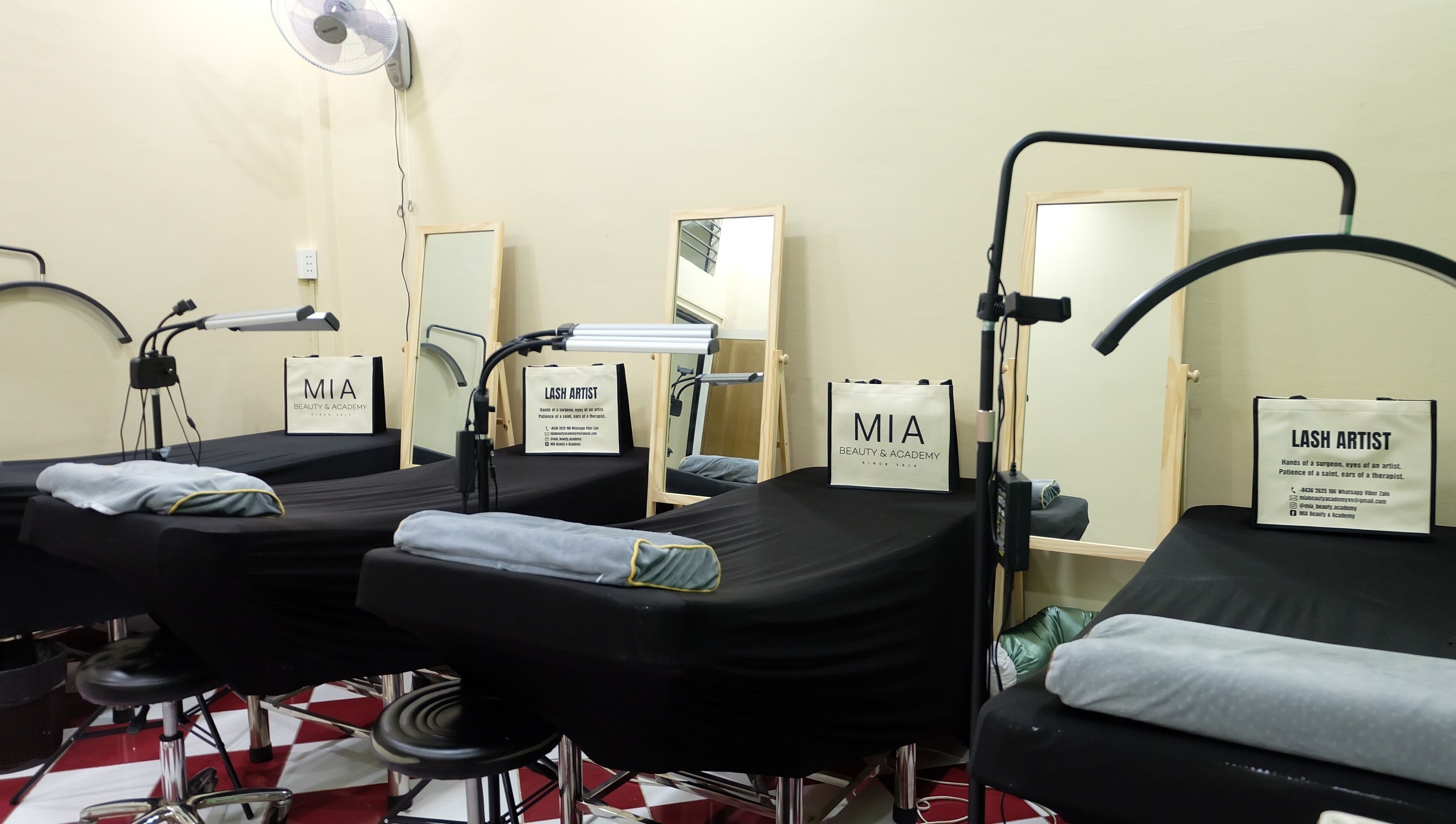 Eyelash extension area at MIA Beauty & Academy, Thành phố Hồ Chí Minh, VN showcasing cozy treatment beds.