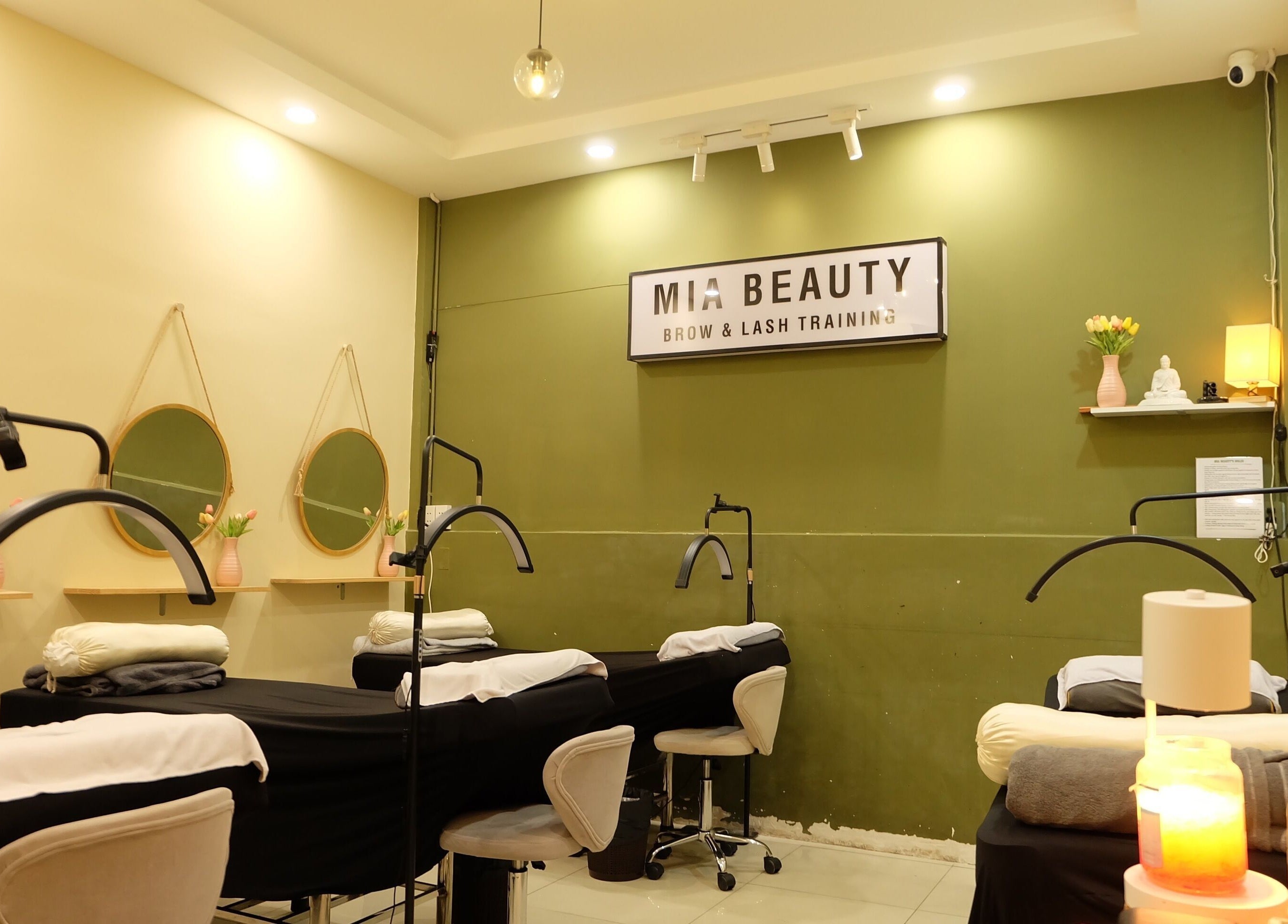 Cozy treatment room at MIA Beauty & Academy, Thành phố Hồ Chí Minh, VN with soft lighting and comfortable beds.