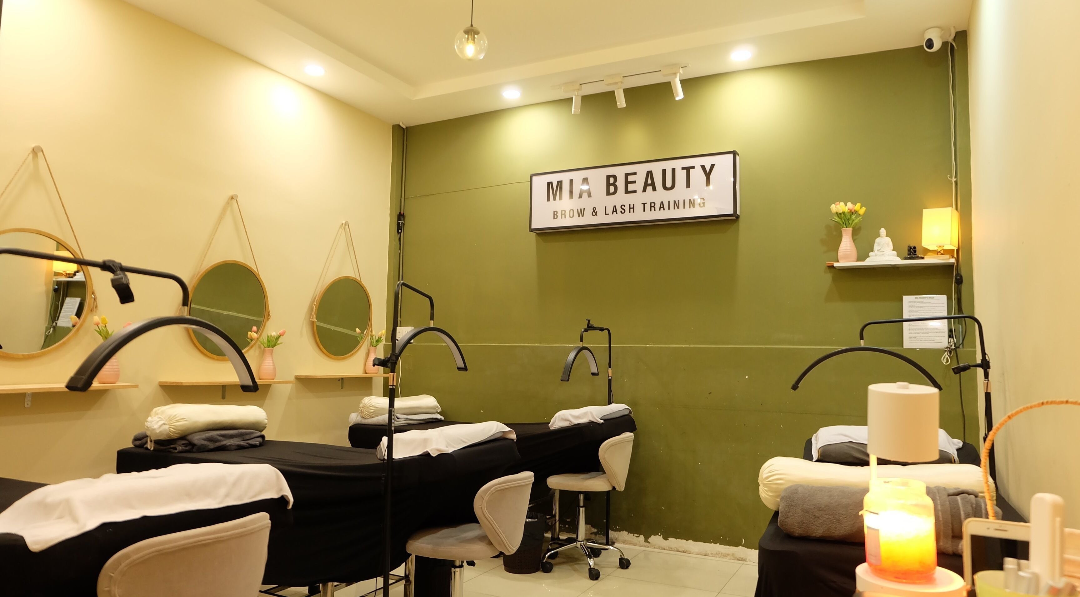 Cozy treatment room at MIA Beauty & Academy, Thành phố Hồ Chí Minh, VN with soft lighting and comfortable beds.