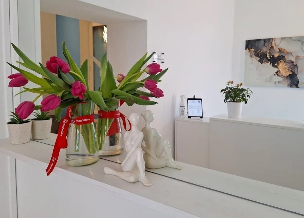 Recepția Dermatique Timișoara, Județul Timiș, RO cu flori decorative și artă modernă.