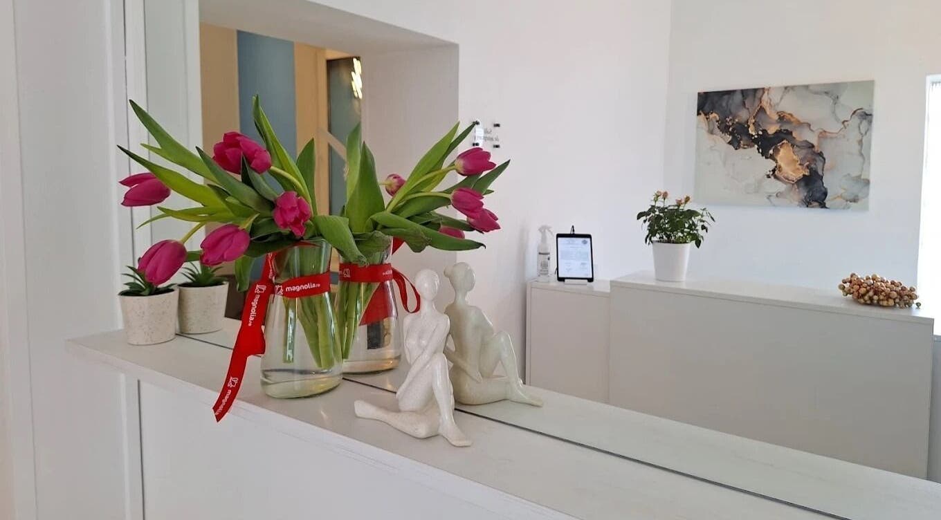 Recepția Dermatique Timișoara, Județul Timiș, RO cu flori decorative și artă modernă.