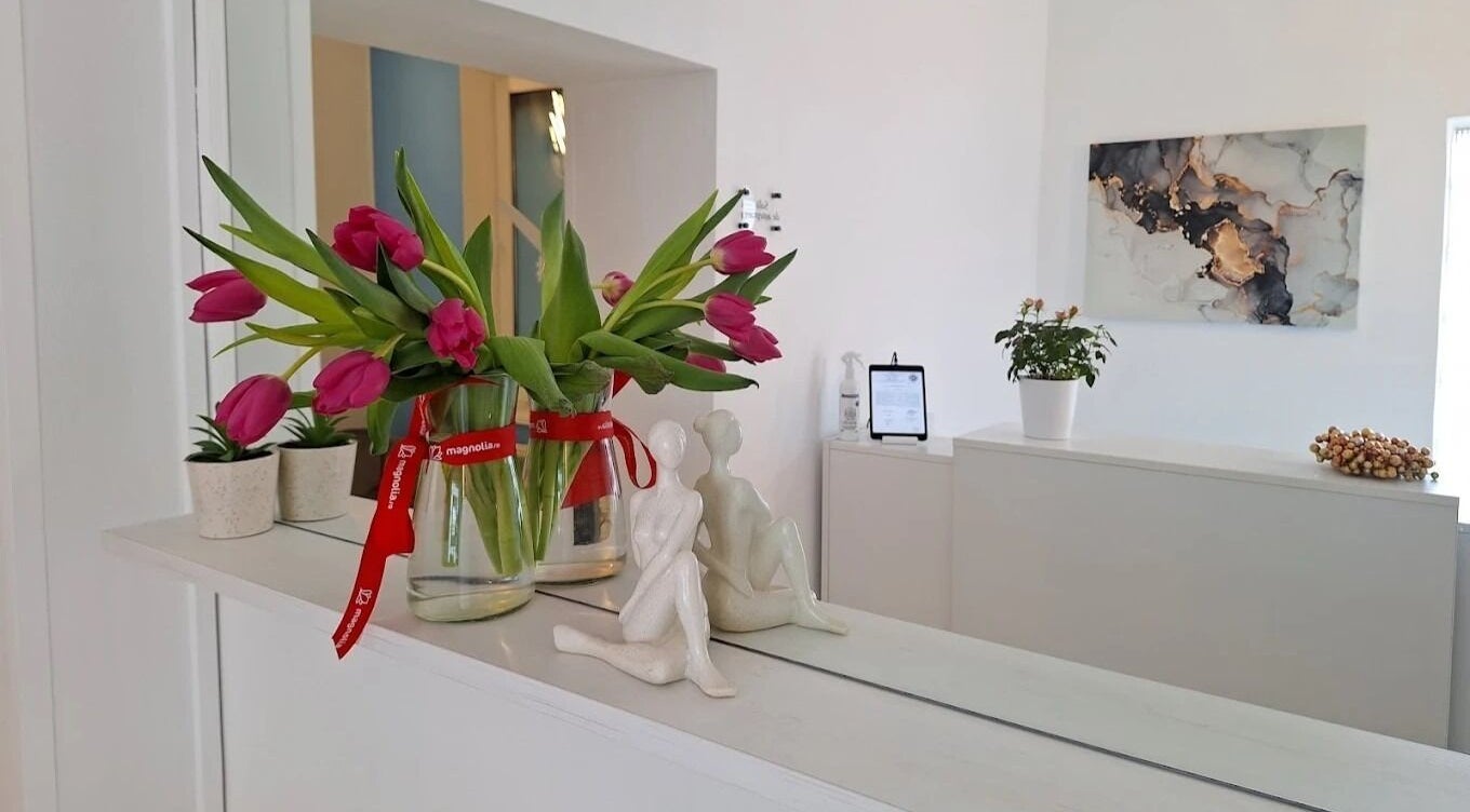 Recepția Dermatique Timișoara, Județul Timiș, RO cu flori decorative și artă modernă.