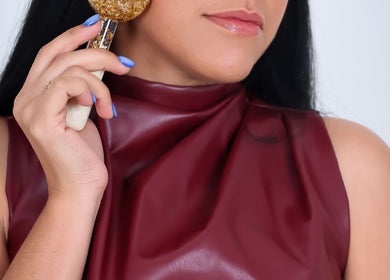 Tratamiento facial con rodillo dorado en Amore Sui Aesthetic, Lajas, lajas, PR, para una piel radiante.
