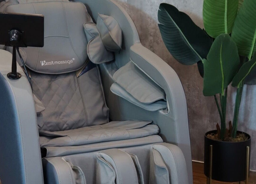 Silla de masaje en Barber Sports & Spa Los Mochis, Los Mochis, Sinaloa, MX, ofreciendo confort y relajación.