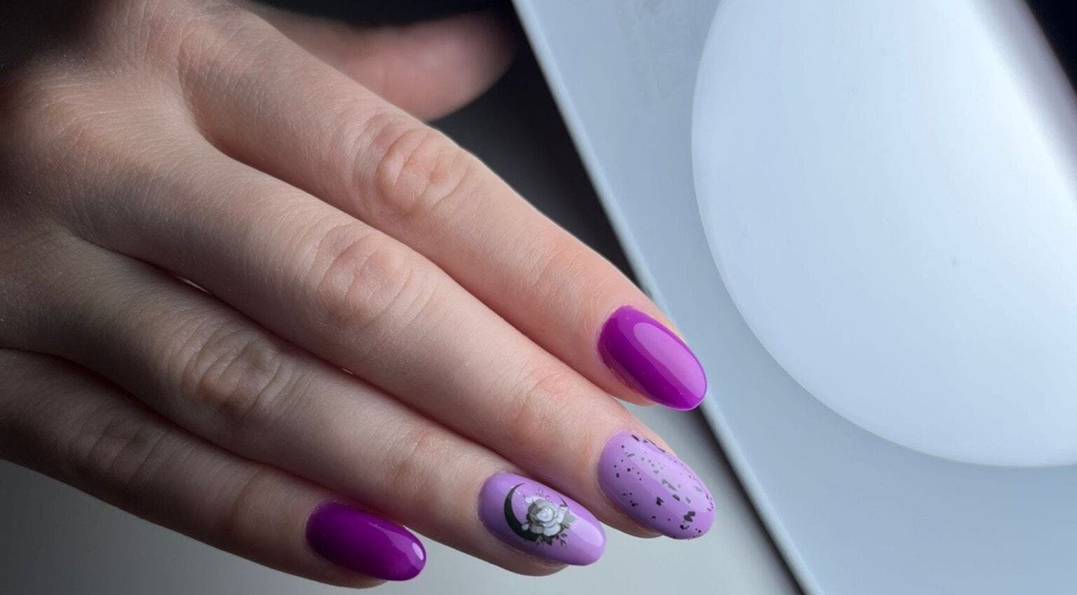 Nail art violet à Luna Nails, Les Fourgs, Bourgogne-franche-comté, FR.