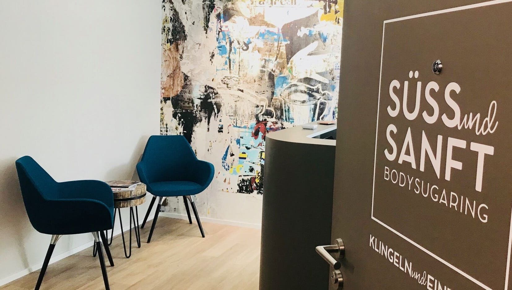 Eleganter Wartebereich bei süss und sanft in Suhr, Aargau, CH, mit modernen blauen Stühlen.