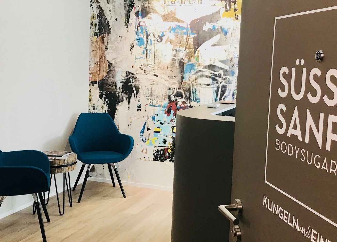 Eleganter Wartebereich bei süss und sanft in Suhr, Aargau, CH, mit modernen blauen Stühlen.