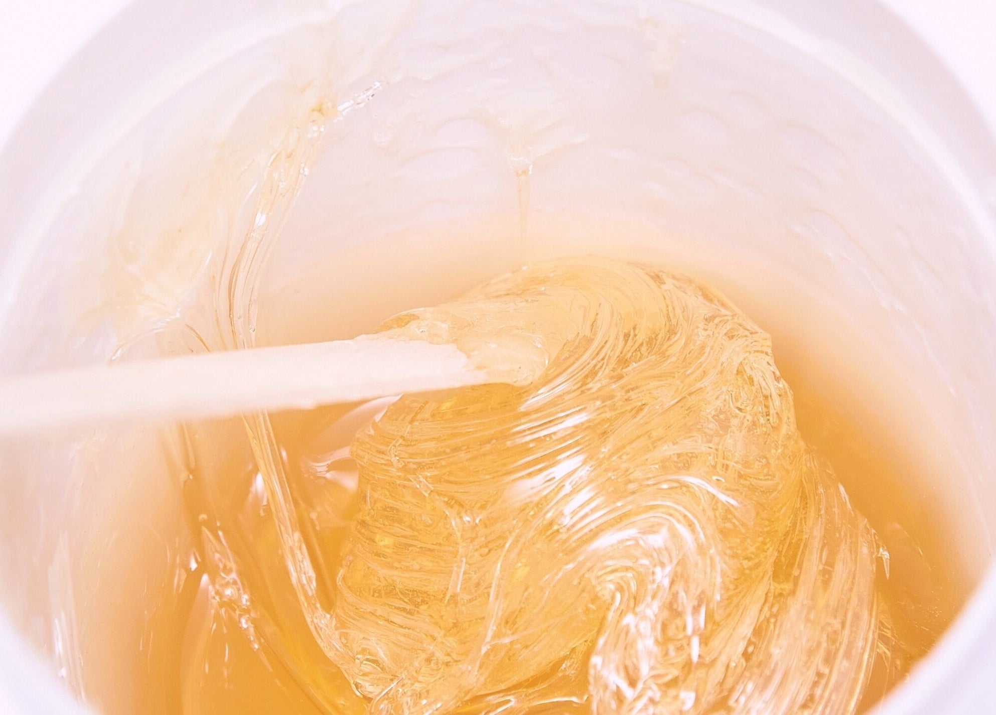 Nahaufnahme einer Honigpaste bei süss und sanft, Suhr, Aargau, CH für natürliche Haarentfernung.