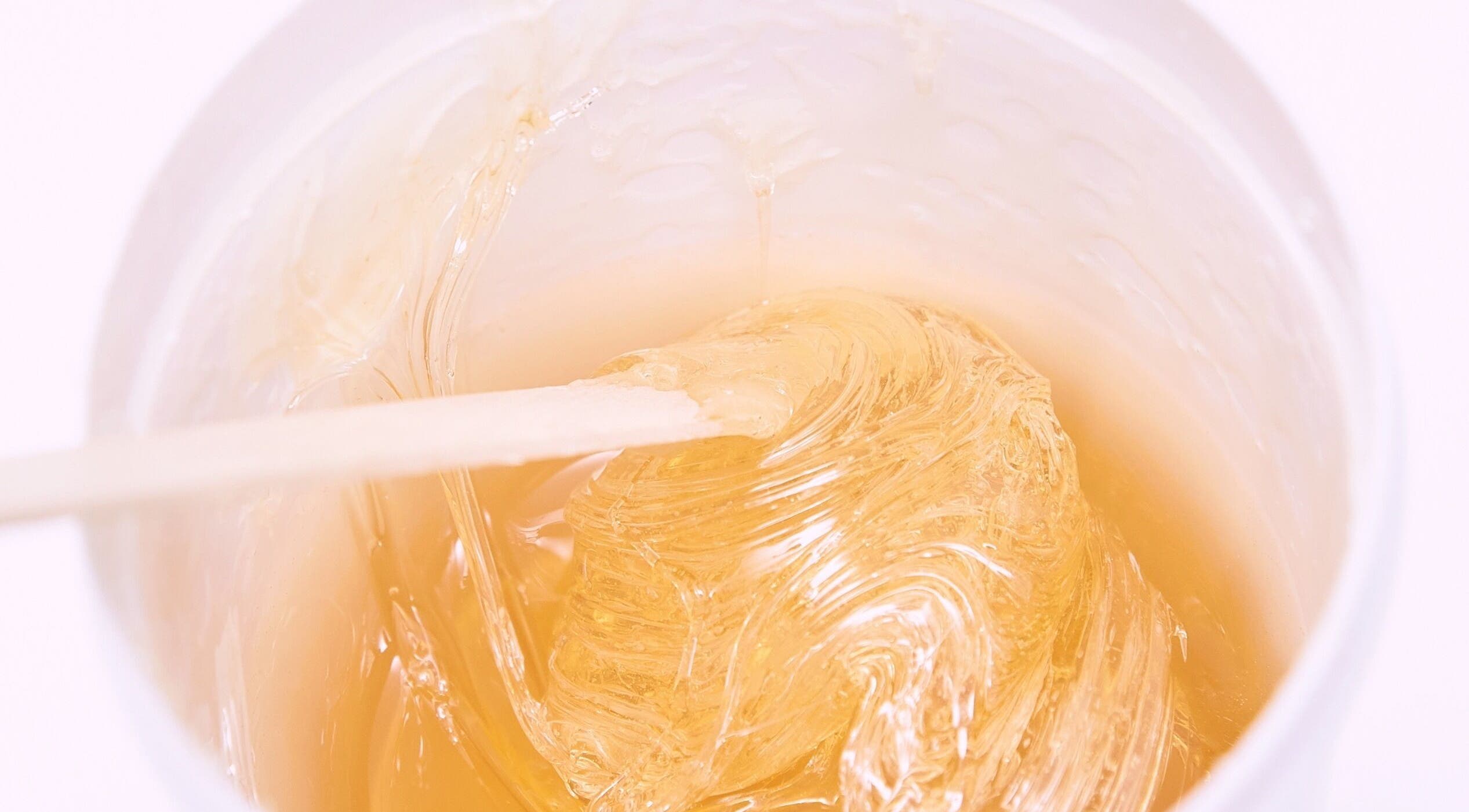 Nahaufnahme einer Honigpaste bei süss und sanft, Suhr, Aargau, CH für natürliche Haarentfernung.