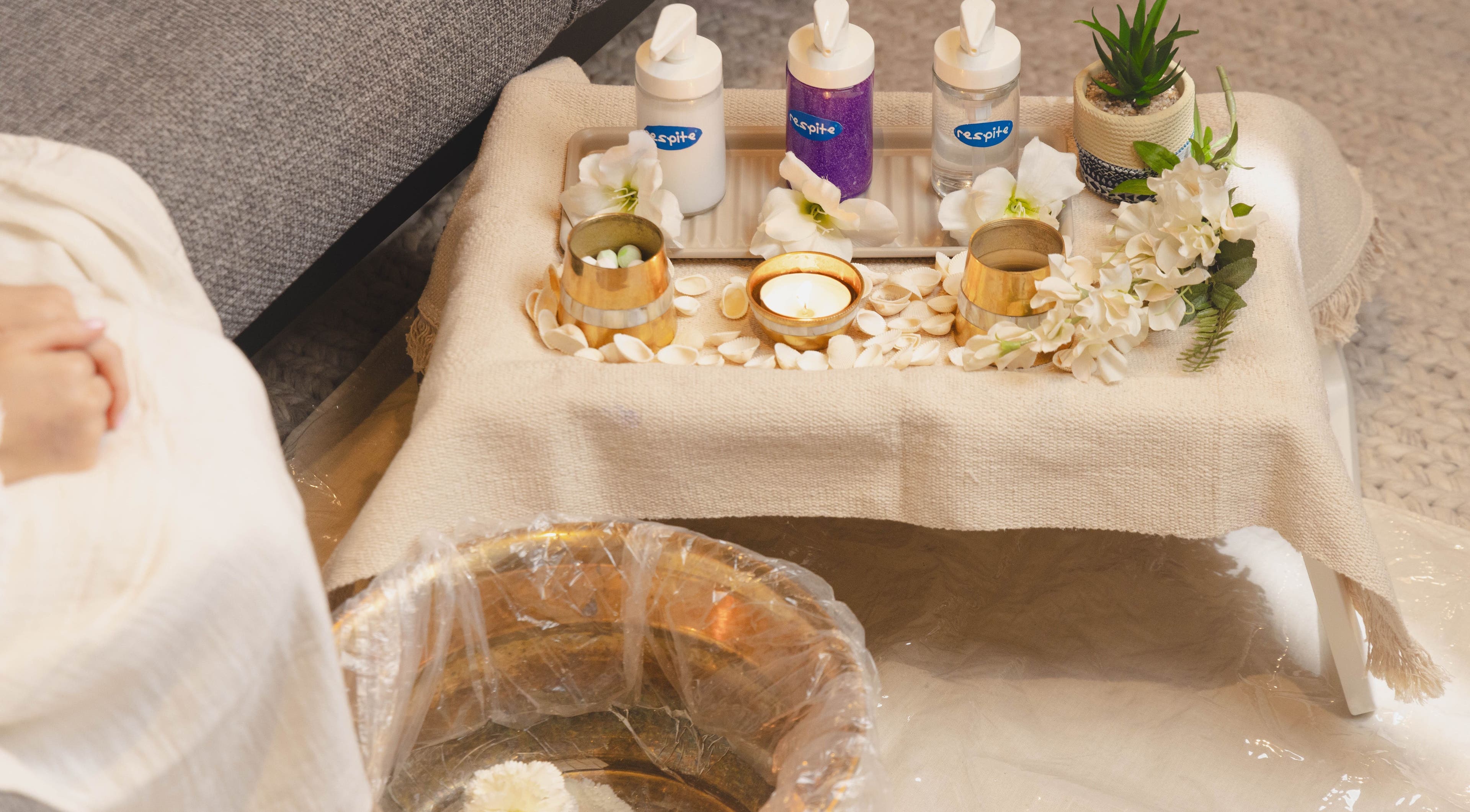 Tranquil spa decor at Respite Care & Spa | Home Services, الرياض, منطقة الرياض, SA with candles and flowers.