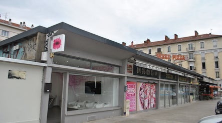Devanture moderne du Studio Barber Clémenceau à Grenoble, Auvergne-rhône-alpes, FR.