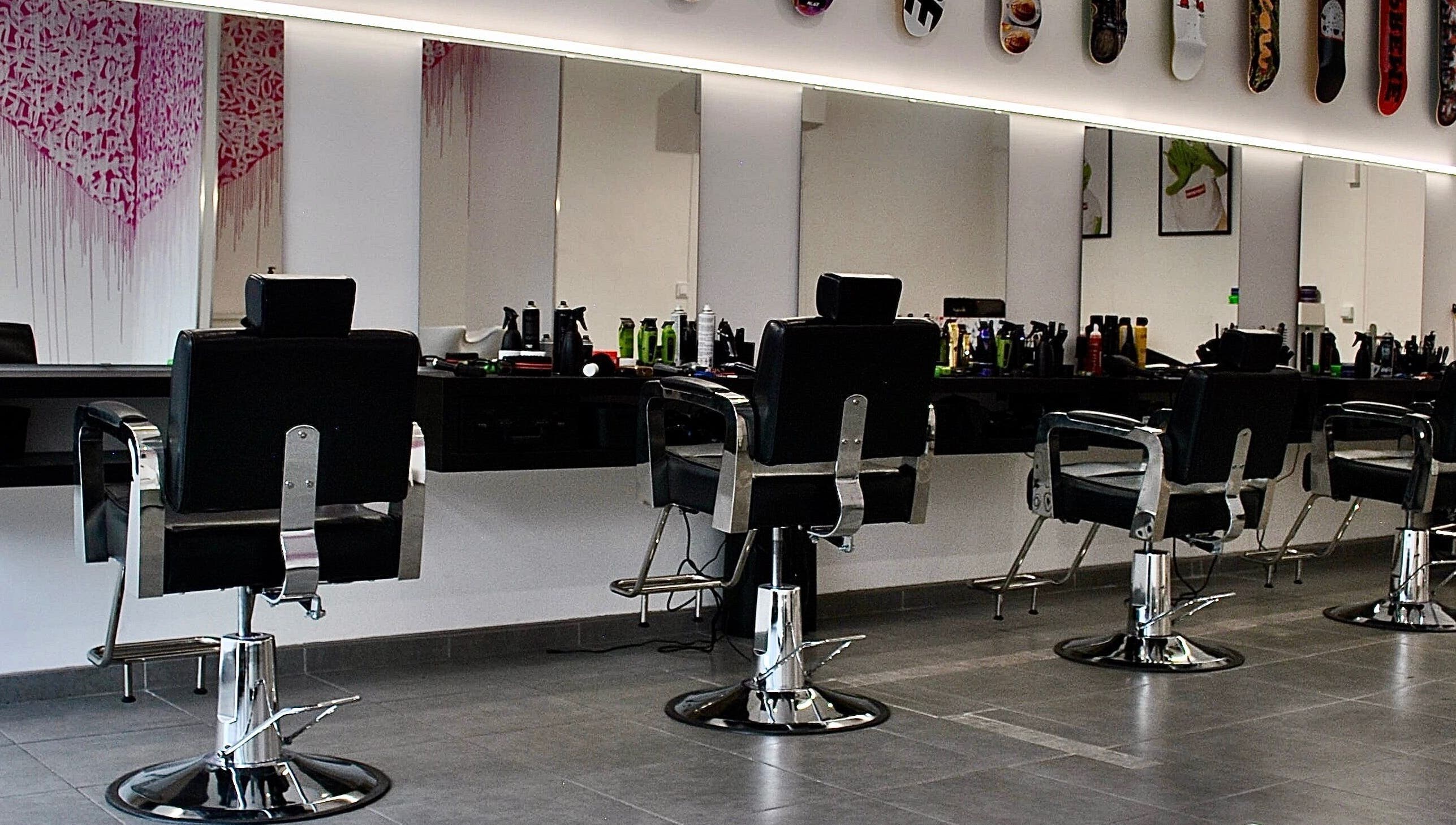 Intérieur moderne de Studio Barber Clémenceau, Grenoble, Auvergne-rhône-alpes, FR, avec des fauteuils élégants.