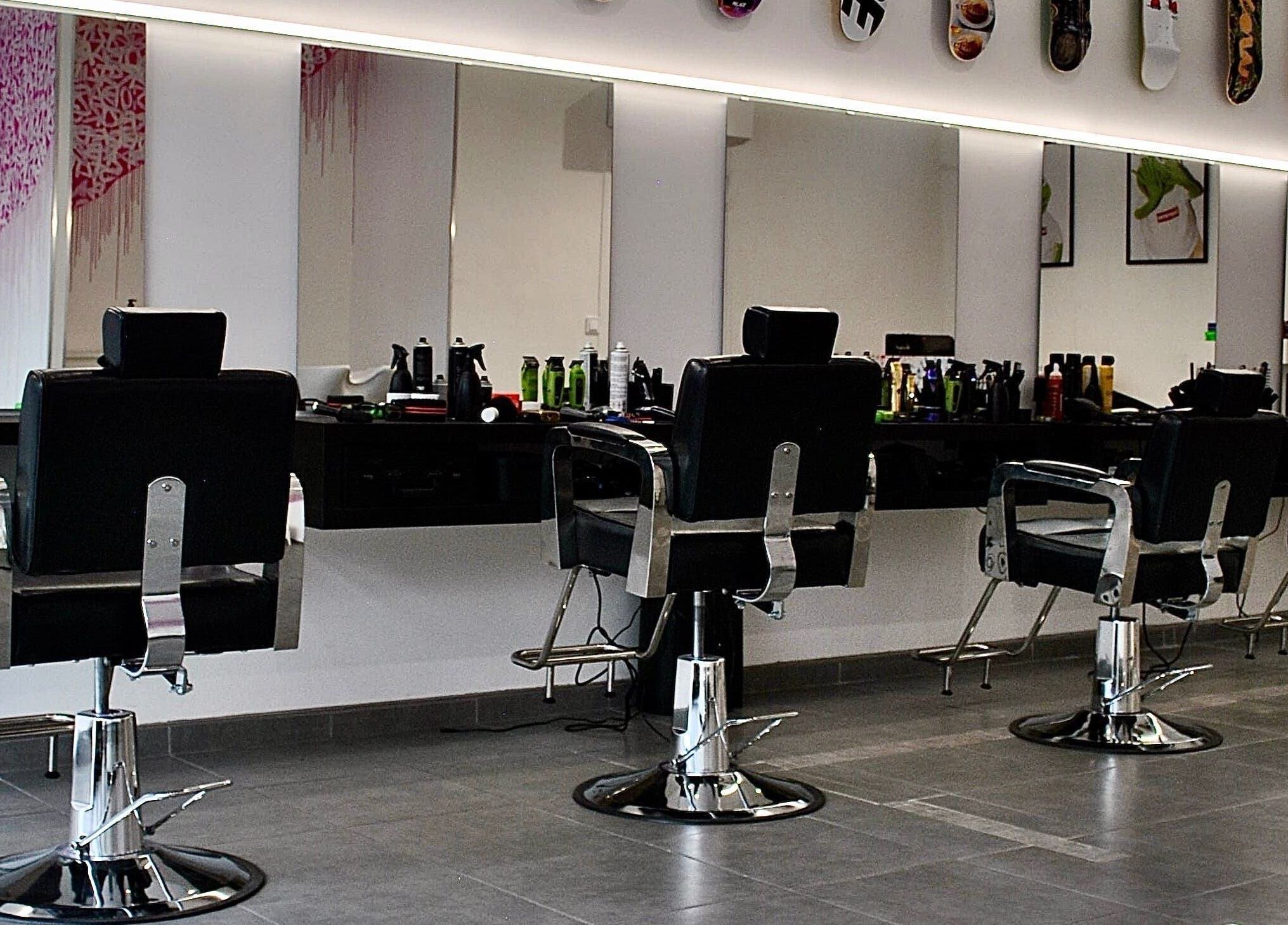 Intérieur moderne de Studio Barber Clémenceau, Grenoble, Auvergne-rhône-alpes, FR, avec des fauteuils élégants.