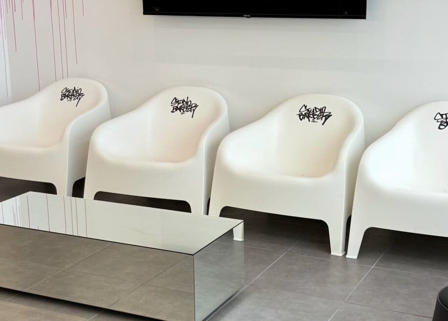 Chaises blanches modernes à Studio Barber Clémenceau, Grenoble, Auvergne-rhône-alpes, FR.