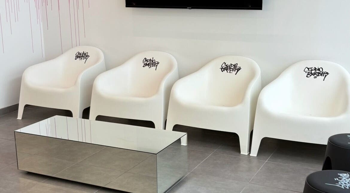 Chaises blanches modernes à Studio Barber Clémenceau, Grenoble, Auvergne-rhône-alpes, FR.